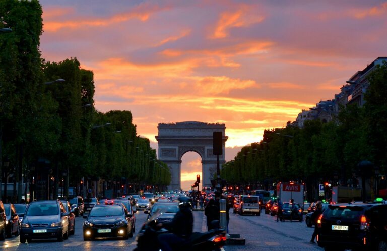Rattachement VTC à Paris : Votre Porte d’Entrée dans le Monde du Transport de Luxe
