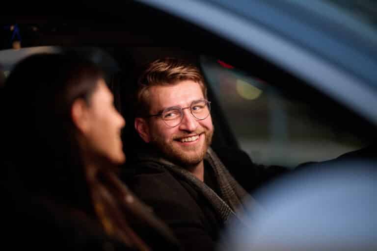 homme heureux dans sa voiture