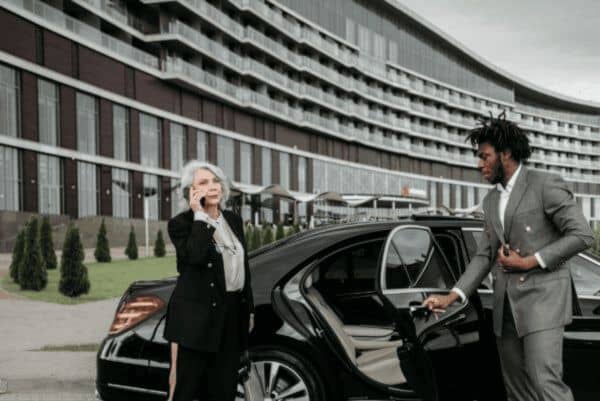 Homme qui ouvre la porte a sa cliente